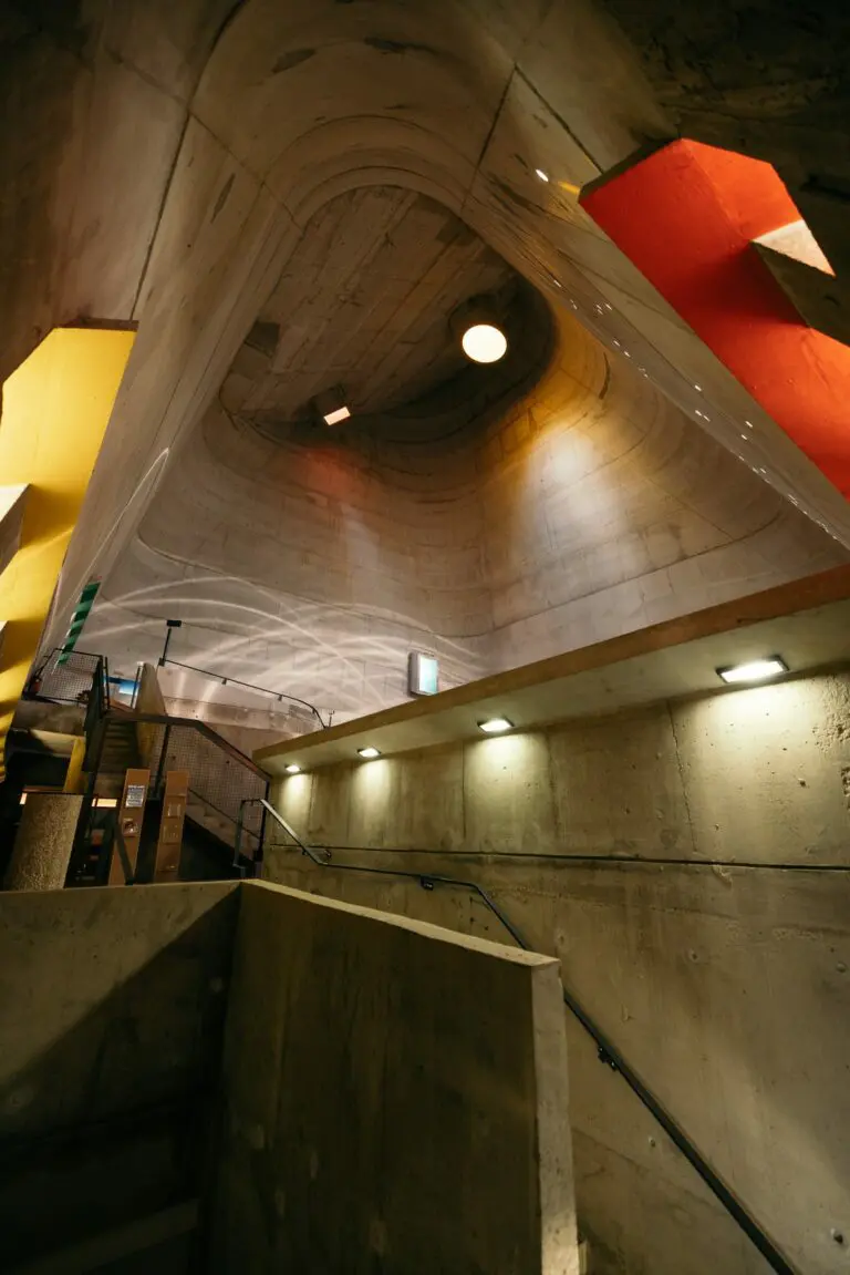 Église Saint-Pierre : la nef en lumière