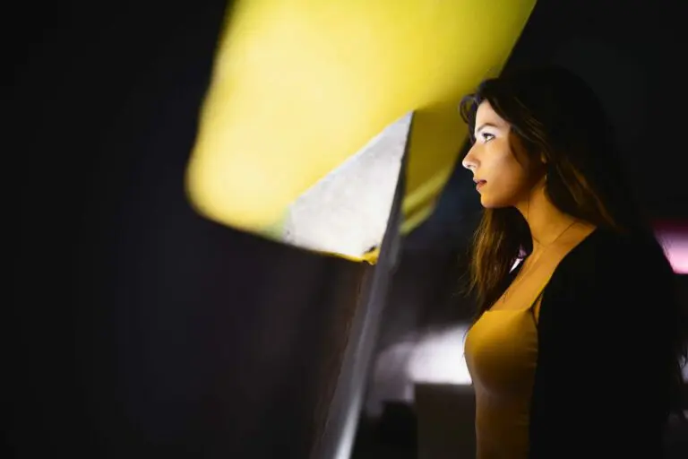 Église saint pierre nef puits de lumière jaune