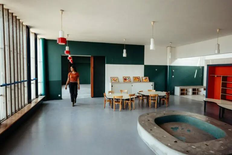 Unité d'habitation école maternelle salle de classe