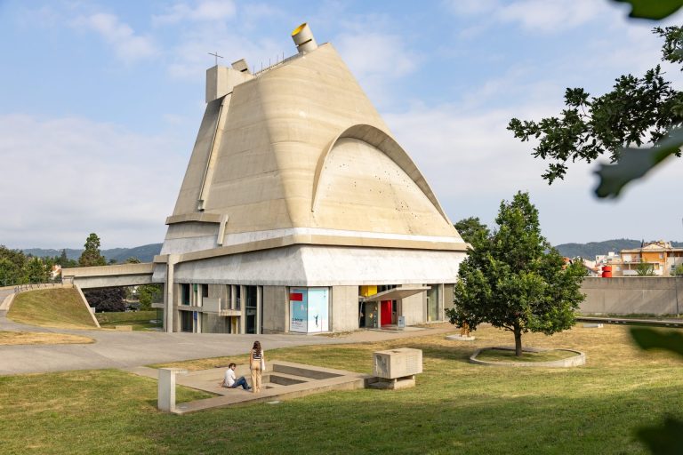 site le corbusier eglise saint pierre inscrire la legende 96354