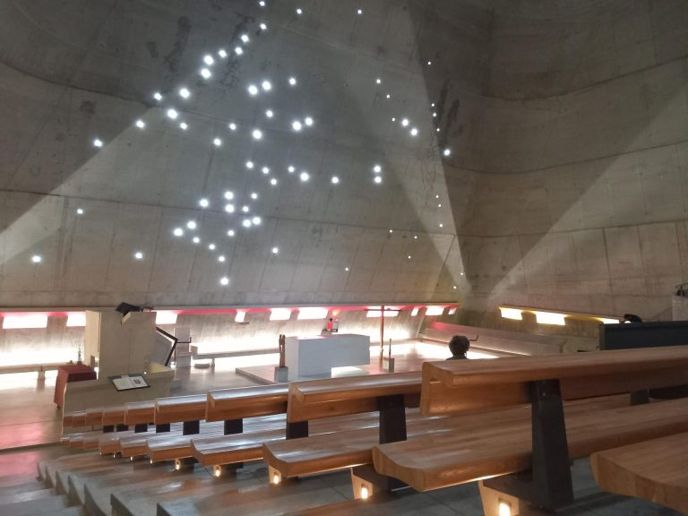 Journées européennes du patrimoine eglise saint pierre : exposition temporaire d'acier et de verre, éclats de lumière firminy