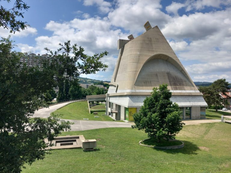 Journées européennes du patrimoines visite guidée de la maison de la culture et de l'église saint pierre firminy
