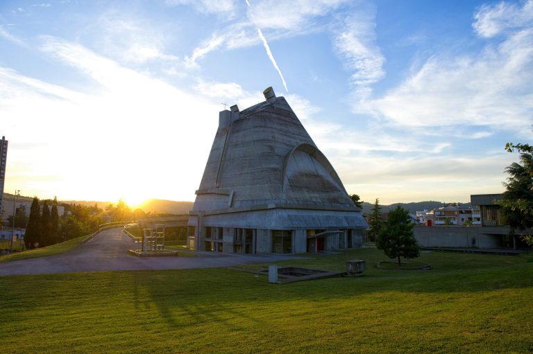 site le corbusier eglise saint pierre inscrire la legende 20946