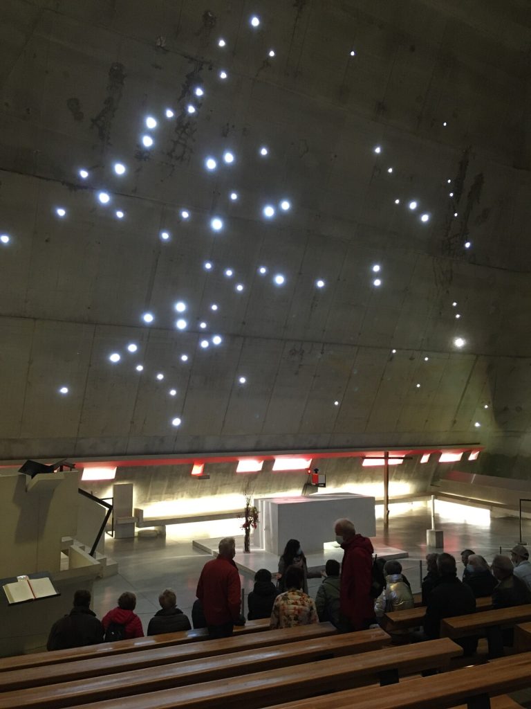 20 ans de l'église saint pierre : visite guidée de la maison de la culture et de l'église saint pierre firminy